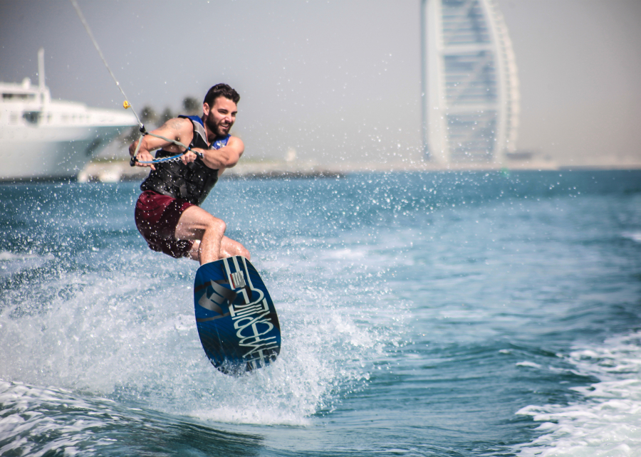 Dubaï : la vie de rêve de David Saroni, entre palmiers, plage et soirées VIP